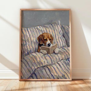 Peut inclure: Une impression de peinture à l'huile encadrée représentant un chien beagle brun et blanc assis sur un coussin rayé, tenant un livre ouvert avec ses pattes. L'œuvre utilise des coups de pinceau visibles et une palette de couleurs sourdes.