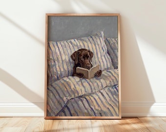 Stampa di un Labrador color cioccolato a letto, cane che legge un libro, quadro da parete