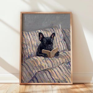 Kunstdruck: Schwarze französische Bulldogge im Bett, Hund liest Buch (Wandbild)