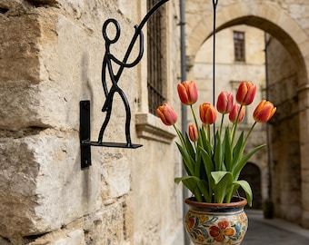 Soporte de pared de hierro con forma de muñeco de palo para plantas, ideal para campanillas de viento, cestas de flores, plantas decorativas, faroles, molinillos de viento y comederos para pájaros.