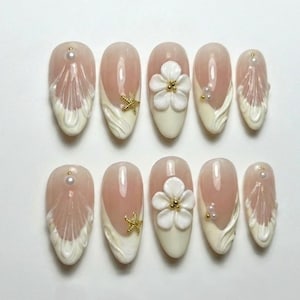 Unghie 3D floreali a tema sirena / Mandorla con perle di conchiglia bianche, stella marina dorata, ispirate all'oceano