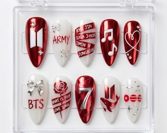 Presse Kpop chrome rouge sur les ongles | Faux ongles coquette mignon avec noeud argenté | Note de musique Fandom peinte à la main avec de la colle sur les ongles | Stylet long personnalisé