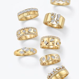 Puede incluir: Una colección de ocho anillos de oro con diversos diseños, incluyendo bandas con diamantes de talla baguette y redonda, estilos abiertos y anillos con acentos de diamantes en talla marquesa, pera y redonda engastados en bandas de oro amarillo.