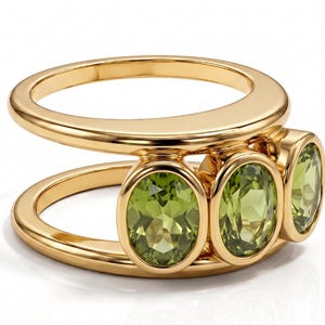 Peut inclure: Une bague en or avec un design à double anneau relié par trois pierres précieuses péridot vert clair de taille ovale, serties dans des chatons en or lisses. La bague présente une finition polie et un espace ouvert entre les deux anneaux.