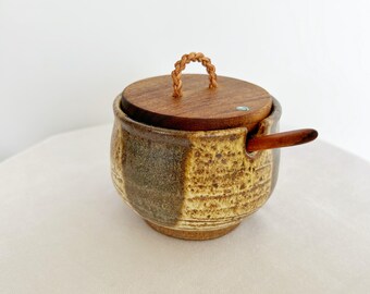 Salero de cerámica hecho a mano: tapa de madera de koa, incrustaciones de abulón, cordón de cuero.