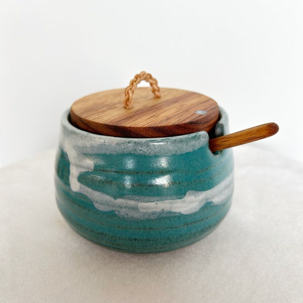 Salzstreuer aus Keramik mit handgeschnitztem Koa-Holzlöffel und Deckel mit Abalone-Muschel und handgewebter Lederschnur