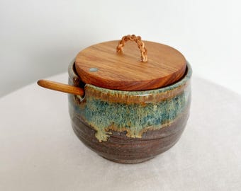 Salero de cerámica hecho a mano: cuchara de madera de koa e incrustaciones de abulón.