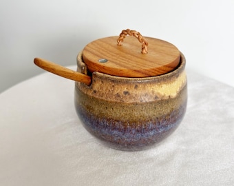 Salero de cerámica hecho a mano: tapa de madera de koa, incrustaciones de abulón.