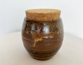 Salero de cerámica hecho a mano con cuchara de madera de koa y tapa de corcho.