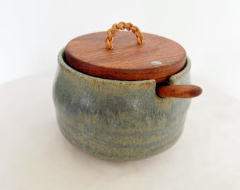 Salero de cerámica hecho a mano: cuchara de madera de koa e incrustaciones de abulón.