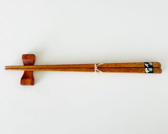 Juego de palillos de madera de koa con incrustaciones de concha hechos a mano con soporte
