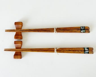 Juego de palillos chinos de madera de koa hawaiana con incrustaciones de concha para él y para ella con soporte