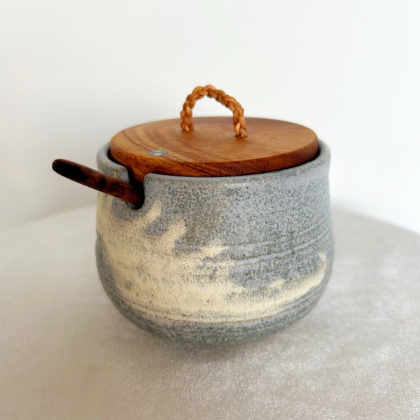 Salzstreuer aus Keramik mit handgeschnitztem Koa-Holzlöffel und Deckel mit Abalone-Muschel und handgewebter Lederschnur