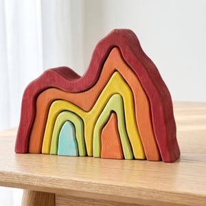 Apilador de madera con diseño de montaña: juguete de rompecabezas Montessori.