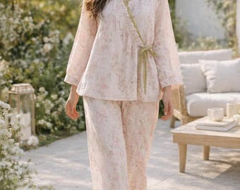 Set pigiama in cotone a fantasia floreale, morbido e traspirante, ideale per rilassarsi in casa.