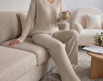 Striped Knit Lounge Set, 2-Piece Pajama Set, V-Neck Top & Straight Pants, Cozy Loungewear, European Style Sleepwear, Relaxed Fit Set