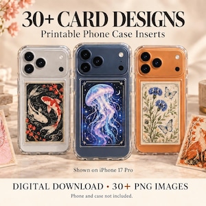 Op de afbeelding: Drie doorzichtige telefoonhoesjes voor een iPhone 17 Pro, elk met een andere rechthoekige inlegkaart. De inlegkaarten tonen een ontwerp met koikarpers, een illustratie van een lichtgevende kwal en een botanische print met blauwe bloemen.