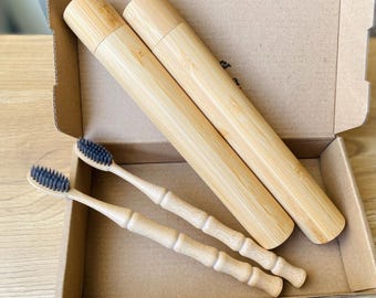 Set di spazzolini da denti ecologici in carbone di bambù con custodia da viaggio riutilizzabile.