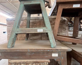 Vintage houten kruk, verweerde patina, plantenstandaard van gerecycled hout (7 kg)