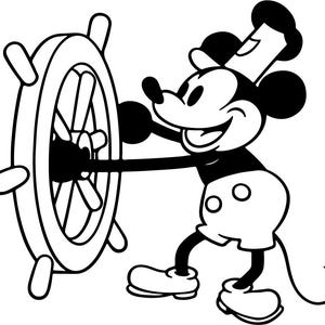 Op de afbeelding: Zwart-wit cartoon illustratie van Mickey Mouse die aan een scheepsstuurwiel draait. Mickey draagt een witte korte broek, schoenen en een koksmuts. De afbeelding is in een klassieke cartoonstijl.