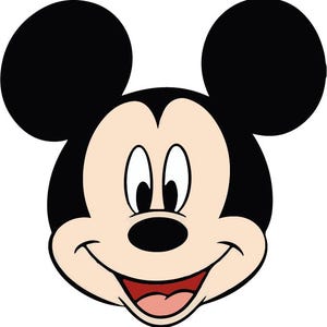 Op de afbeelding: Een cartoon illustratie van Mickey Mouses gezicht. Het personage heeft grote zwarte oren, een lichte huidskleur en een zwarte neus. Zijn mond staat open in een glimlach, met een rode tong en roze binnenkant van de mond.