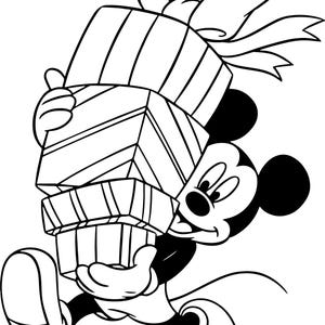 Op de afbeelding: Zwart-wit cartoon illustratie van Mickey Mouse die een stapel ingepakte cadeaus draagt. De cadeaus zijn rechthoekig met streepjespatronen en afgewerkt met een grote strik. Mickey Mouse lacht en lijkt te lopen.