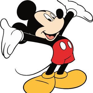 Op de afbeelding: Een cartoon illustratie van Mickey Mouse in een dynamische pose. Mickey heeft zwart haar, een bruin gezicht, rode shorts, gele schoenen en witte handschoenen. Hij lacht met zijn armen omhoog.