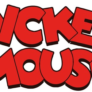 Op de afbeelding: De woorden "Mickey Mouse" in vette, rode letters met een zwarte omtrek. De letters zijn gestileerd met een speels, cartoonachtig lettertype, en het ontwerp is tegen een witte achtergrond.