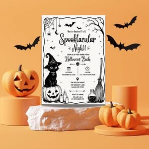 Może przedstawiać: Biała prostokątna karta z zaproszeniem na Halloween z czarnymi rysunkami liniowymi przedstawiającymi kota w czapce czarownicy na dyni, miotłę i świece. Tekst brzmi: You're Invited To A Spooktacular Night! Join Us If You Dare For A Halloween Bash.