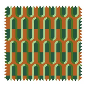 Puede incluir: Una muestra de tela cuadrada con un patrón geométrico repetitivo. El diseño presenta una serie de formas curvas interconectadas en tonos verdes y verde claro, sobre un fondo color óxido. Los bordes son dentados.