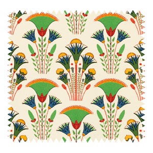 Puede incluir: Patrón repetitivo de flores estilizadas en verde, azul, rojo y amarillo sobre un fondo blanquecino. El diseño presenta arreglos florales simétricos con elementos en forma de abanico y tallos verticales, creando un patrón textil decorativo.