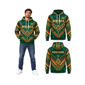 Puede incluir: Una sudadera con capucha verde con un patrón geométrico en rojo, amarillo y verde, con el texto BOLIVIA y una pequeña bandera boliviana en el frente. La parte posterior muestra el texto YOUR NAME en letras doradas sobre un diseño geométrico.