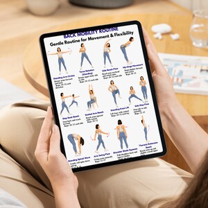 Pode incluir: Um tablet exibe uma "BACK MOBILITY ROUTINE" com ilustra&ccedil;&otilde;es de exerc&iacute;cios para movimento e flexibilidade. A rotina inclui exerc&iacute;cios como Standing Arm Circles, Torso Rotation e Side Reach Flow. O tablet &eacute; segurado por uma pessoa.