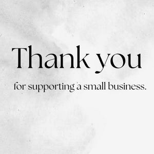 Pode incluir: Gr&aacute;fico em preto e branco com as palavras "Thank you" em negrito, em fonte serif. Abaixo, um texto menor diz "for supporting a small business". O fundo tem uma textura de aquarela.