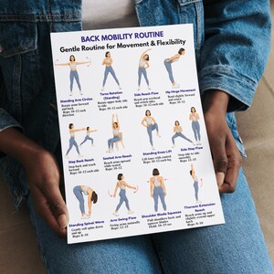 Pode incluir: Uma folha impressa em branco intitulada "BACK MOBILITY ROUTINE" com ilustra&ccedil;&otilde;es de exerc&iacute;cios para movimento e flexibilidade. A folha &eacute; segurada por uma pessoa vestindo uma jaqueta jeans. Os exerc&iacute;cios incluem c&iacute;rculos de bra&ccedil;os, rota&ccedil;&atilde;o do tronco e fluxo lateral.