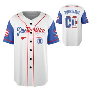 Peut inclure: Un maillot de baseball blanc avec des manches bleues, un liseré rouge et l'inscription Puerto Rico sur le devant. Le devant présente le numéro 00, tandis que le dos affiche le texte YOUR NAME au-dessus du numéro 00, intégrant le drapeau portoricain.