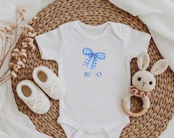 Baby Body Schleife blau mit Name – Nachhaltiges Geschenk zur Geburt & Taufe