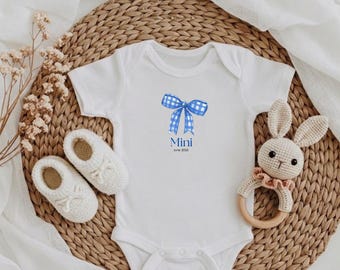 Baby Body Schleife blau | Geschenk Geburt Taufe Mädchen | Nachhaltiger Bio Body personalisierbar