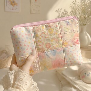Estuche con cremallera hecho a mano con retazos, neceser floral, organizador de viaje, regalo para ella. imagen 3