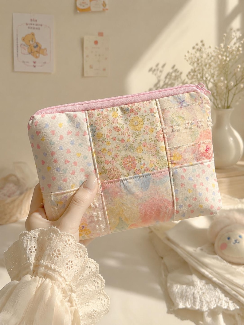 Estuche con cremallera hecho a mano con retazos, neceser floral, organizador de viaje, regalo para ella. imagen 3