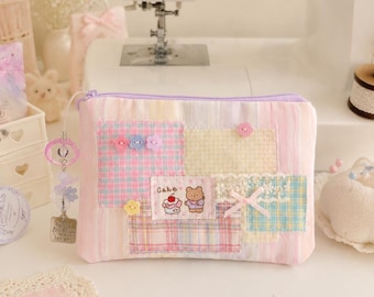 Bolso de mano acolchado con cremallera y diseño de retazos de macarons en tonos pastel, hecho a mano, neceser de maquillaje kawaii, bolso de cosméticos coqueto, lindo regalo para ella.