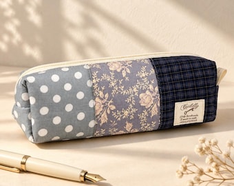 Estuche para lápices gris con retazos, estuche con cremallera floral hecho a mano, estuche para bolígrafos de estilo cottagecore oscuro.