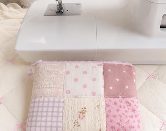 Handgemaakte portemonnee met patchwork-aardbeientaart, gewatteerd zakje met rits, Coquette Cottagecore-tas