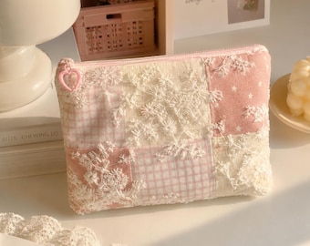 Neceser de encaje hecho a mano, estuche rosa con retazos florales, organizador con cremallera Coquette, regalo Cottagecore para ella.