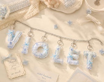 Charm con letra personalizada, llavero con inicial de tela personalizado, charm azul para bolso hecho a mano, guirnalda de pared coqueta, regalo kawaii con nombre para ella
