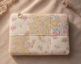 Bolsita de patchwork hecha a mano, bolso con cremallera floral, organizador de bolsos para mujer, neceser de viaje, accesorio cottagecore, pequeño organizador de tela, regalo.