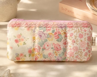Estuche para lápices hecho a mano con patchwork floral, organizador de bolígrafos, neceser para artículos de oficina, bolsa de almacenamiento para escritorio, bolsa con cremallera de encaje, regalo para ella.