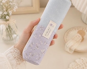 Estuche para lápices con estampado floral azul, estuche acolchado con cremallera hecho a mano, estuche para bolígrafos estilo cottagecore, estuche para brochas de maquillaje, lindo organizador de artículos de papelería. Regalo ideal.