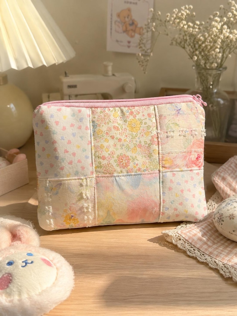 Estuche con cremallera hecho a mano con retazos, neceser floral, organizador de viaje, regalo para ella. imagen 1