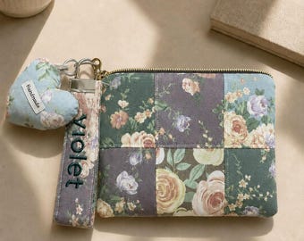 Bolsita de patchwork vintage hecha a mano, colgante de bolso con forma de corazón, estuche de cosméticos acolchado con estampado floral, llavero con nombre personalizado, regalo para damas de honor, regalo personalizado.